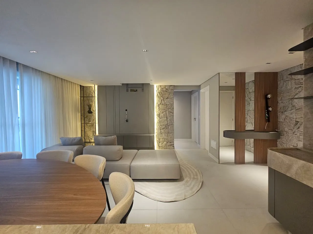 Sala de estar e jantar integradas do apartamento na Cuor di Leone Residence