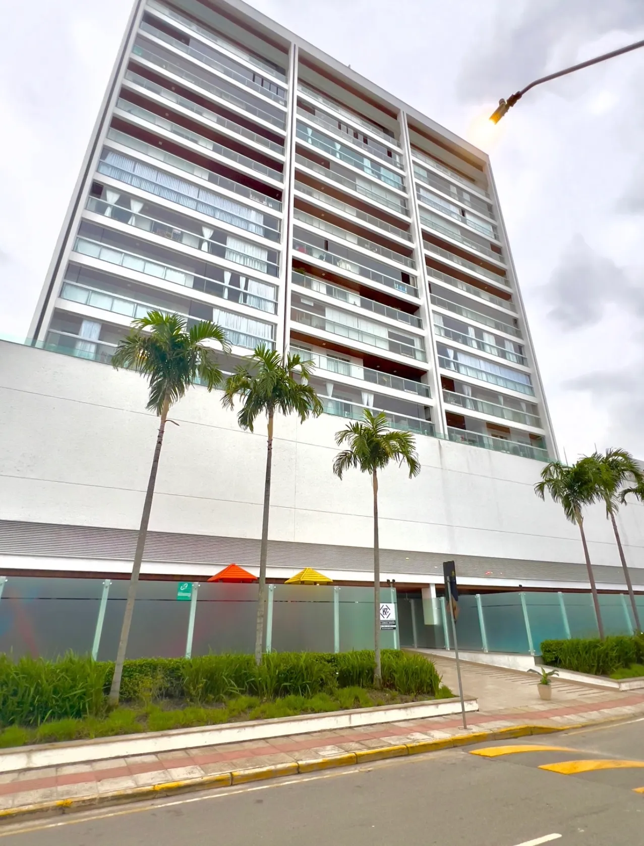 Fachada do edifício Lux Residence, alto padrão da Angra Construtora no Pagani, Palhoça