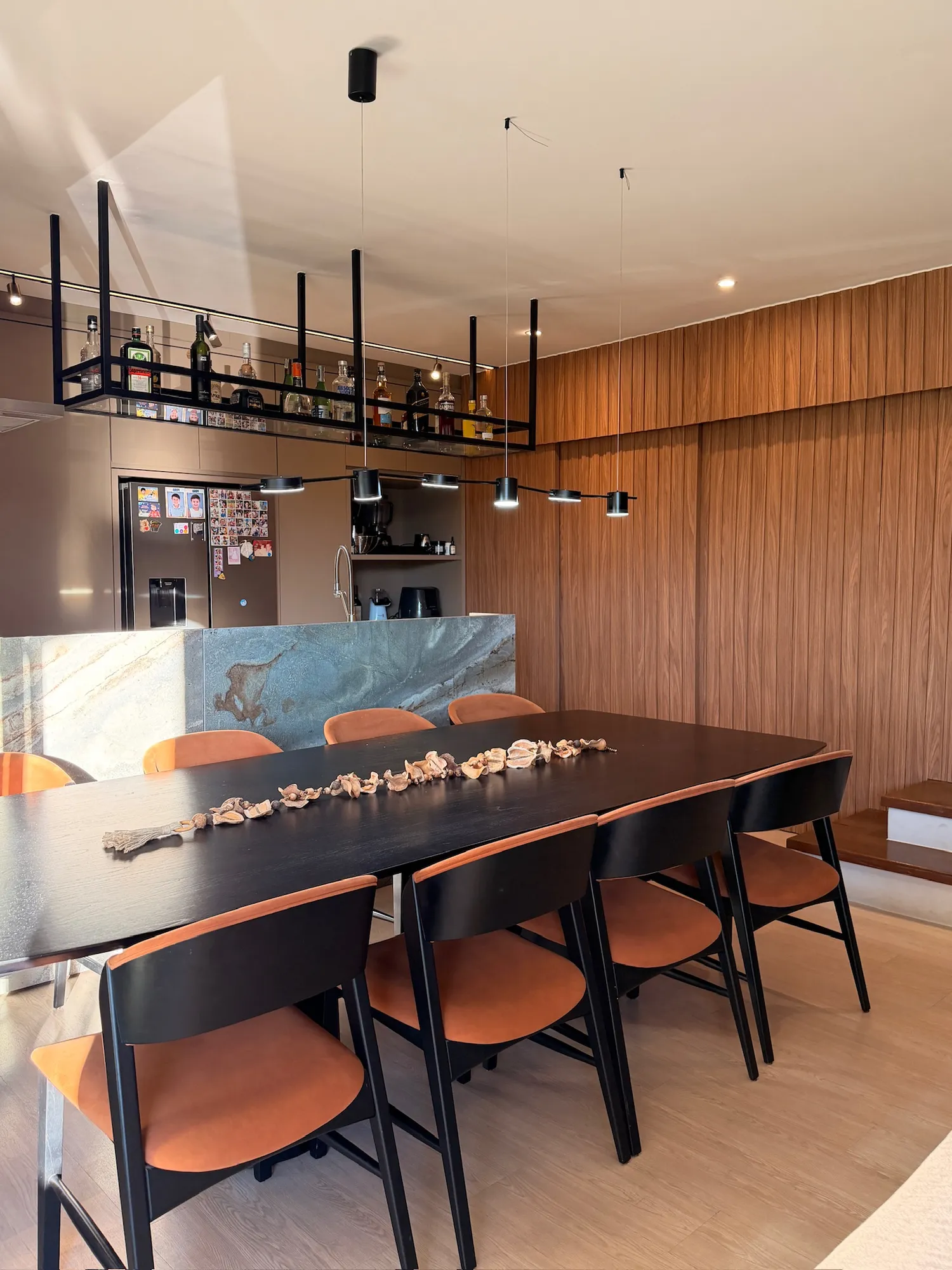 Mesa de jantar integrada à cozinha, no duplex do Smart Residence