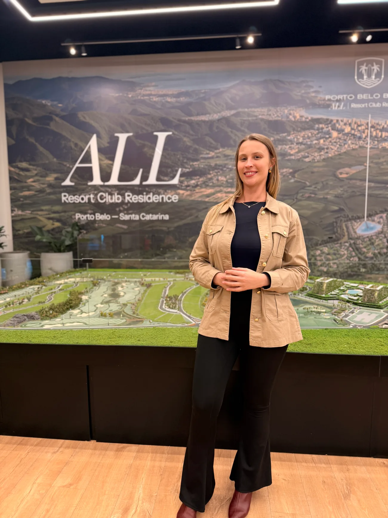 Natália Baumbach no estande de vendas do ALL Resort, em Porto Belo