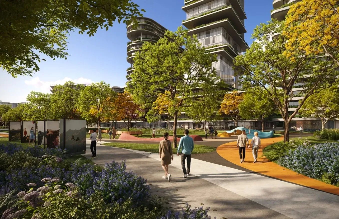 Promenade arborizada do VivaPark Porto Belo com pessoas caminhando